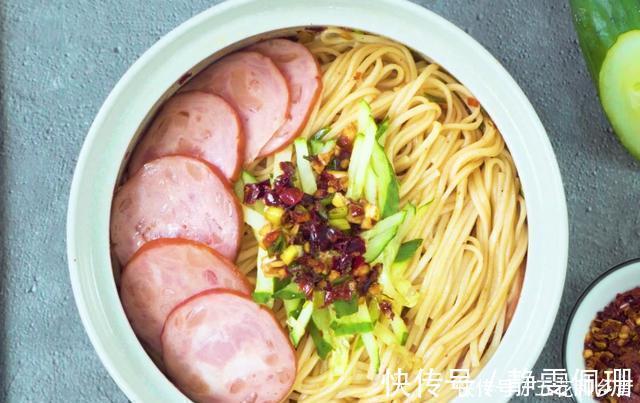 黄瓜|挂面这样做太好吃，鲜辣爽口，荤素营养，6分钟上桌，解馋又美味