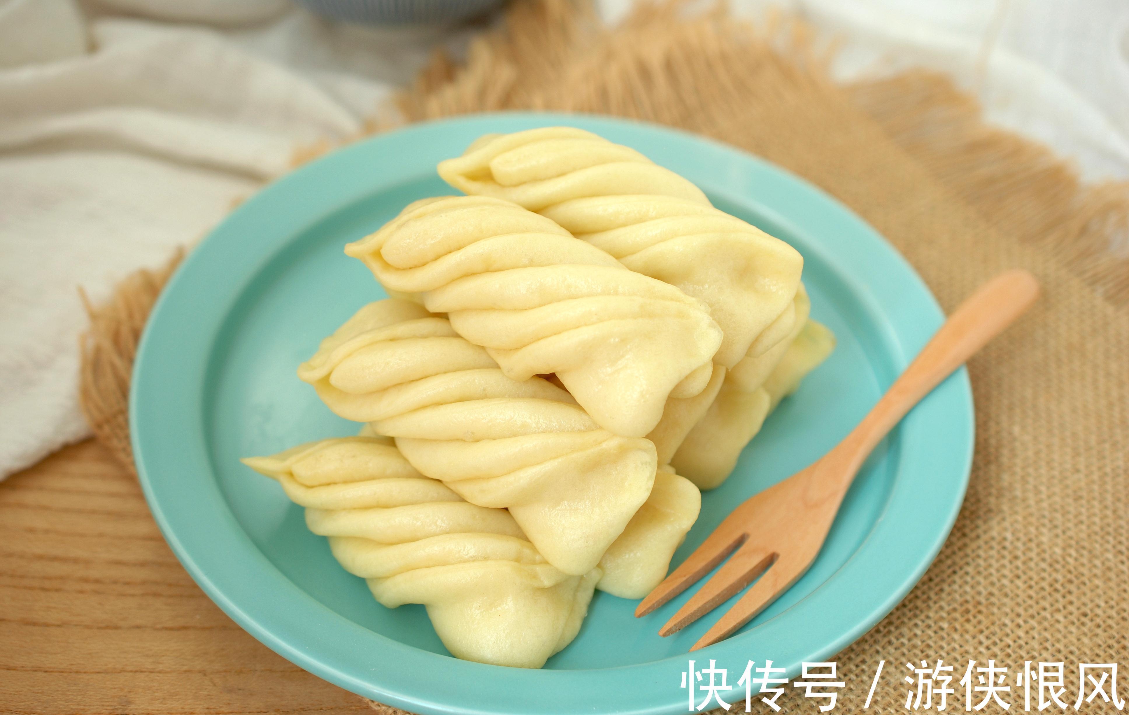 82岁奶奶教你做碱面小花卷,一层一层撕着吃,越吃越香,特简单