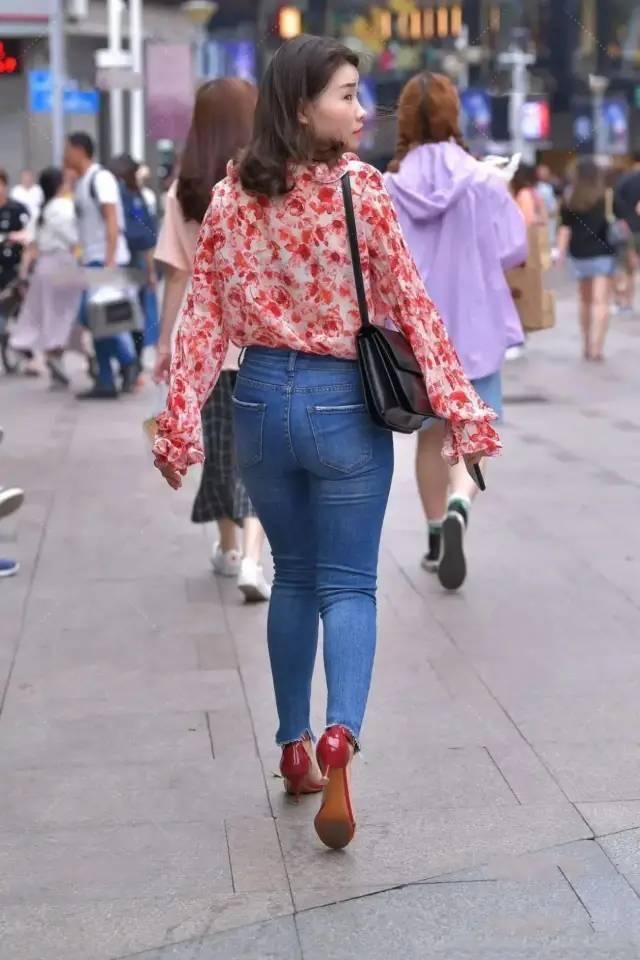 瑰姿艳逸|瑰姿艳逸的小姐姐，一件碎花上衣配牛仔裤，气质甜美优雅