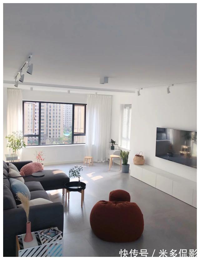 主卧|她家不吊顶,全屋大白墙,简约干净,“家徒四壁”反而更高级耐看