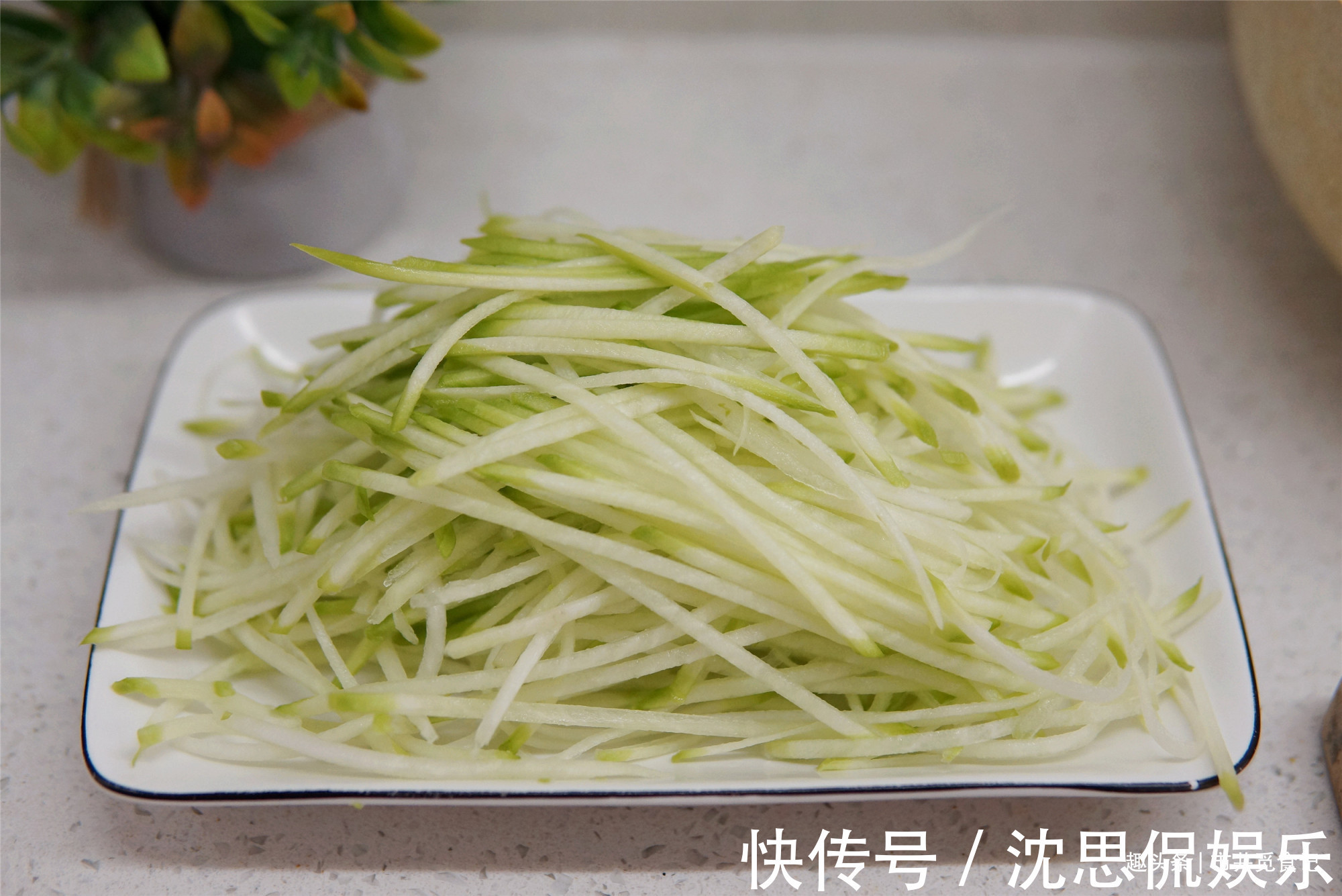 农家奶奶腌萝卜的好方法,12个小时就能吃,香辣可口,嘎嘣脆