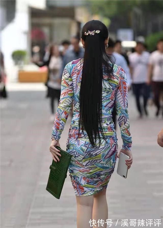 小姐姐 印花裙打扮彰显十足个性，优雅成熟稳重，靓丽迷人！