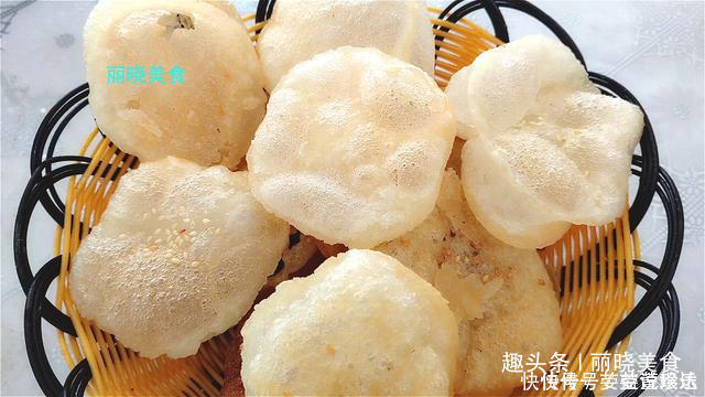 糯米粉开水烫一烫，不加鸡蛋不加油，个个酥脆鼓大泡，比薯片好吃