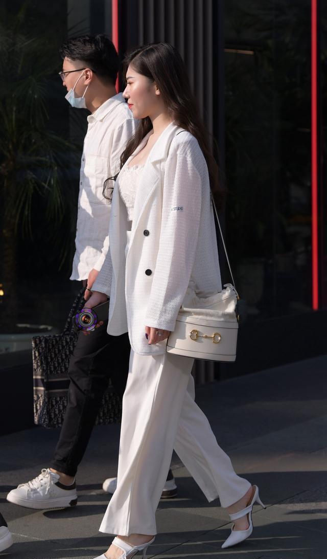 细节|美女街拍:白色系搭配显清新唯美气质,美女注意这两个细节,优雅又有档次