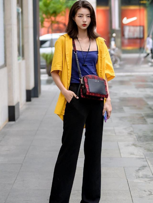 小姐姐这么瘦, 还把阔腿裤穿出“紧身裤”的效果, 不料很显高