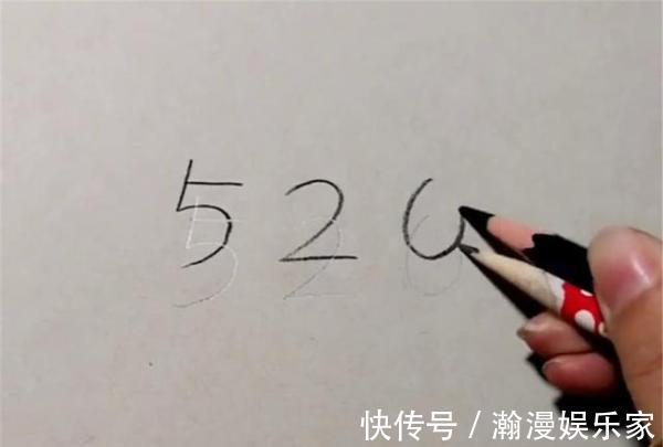 画纸！美术生用两支笔画''520''，小学生说太简单，看到成画却呆了！