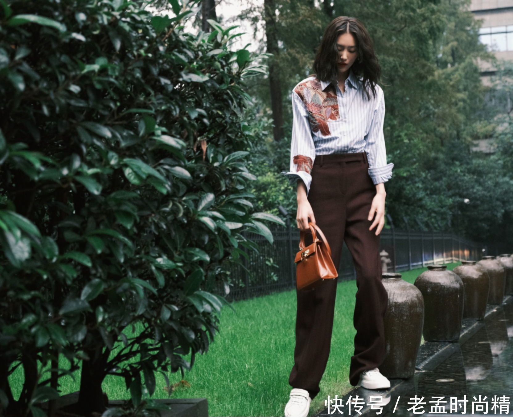 刘雯的早春衬衫穿搭好清新!四种衬衫的搭配方式,简约时尚显气质