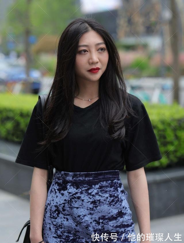 海洋之心|黑色短T恤搭配高腰百褶裙,长发垂下,展现清冷气质