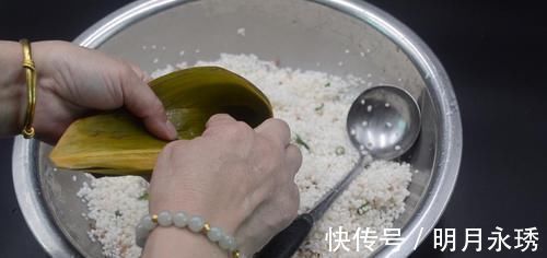 不会包粽子?小伙慢动作讲解,一卷一捏一盖,手法简单,一看就会