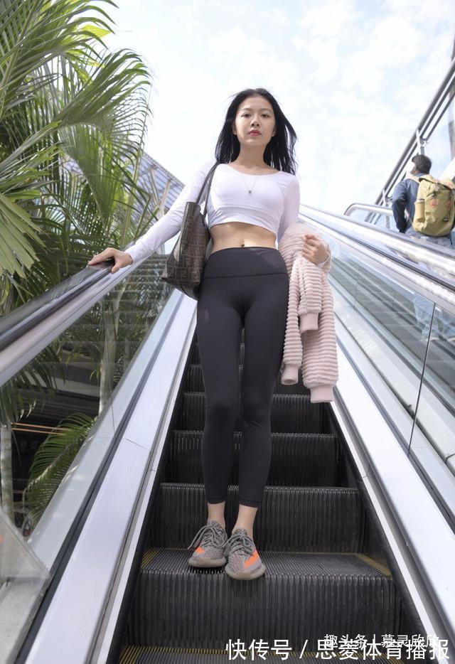 小蛮腰 街头美女怎么穿才时尚?露脐长袖搭配瑜伽裤,时髦又调皮