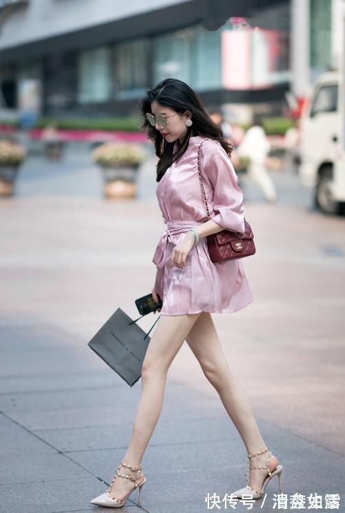 粉色 小姐姐选择了一整套粉色的套装,有一颗少女心,很有气质