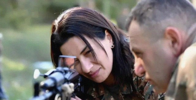 扛枪|亚美尼亚已被逼到墙角？总理夫人亲自扛枪训练，随时准备奔赴战场