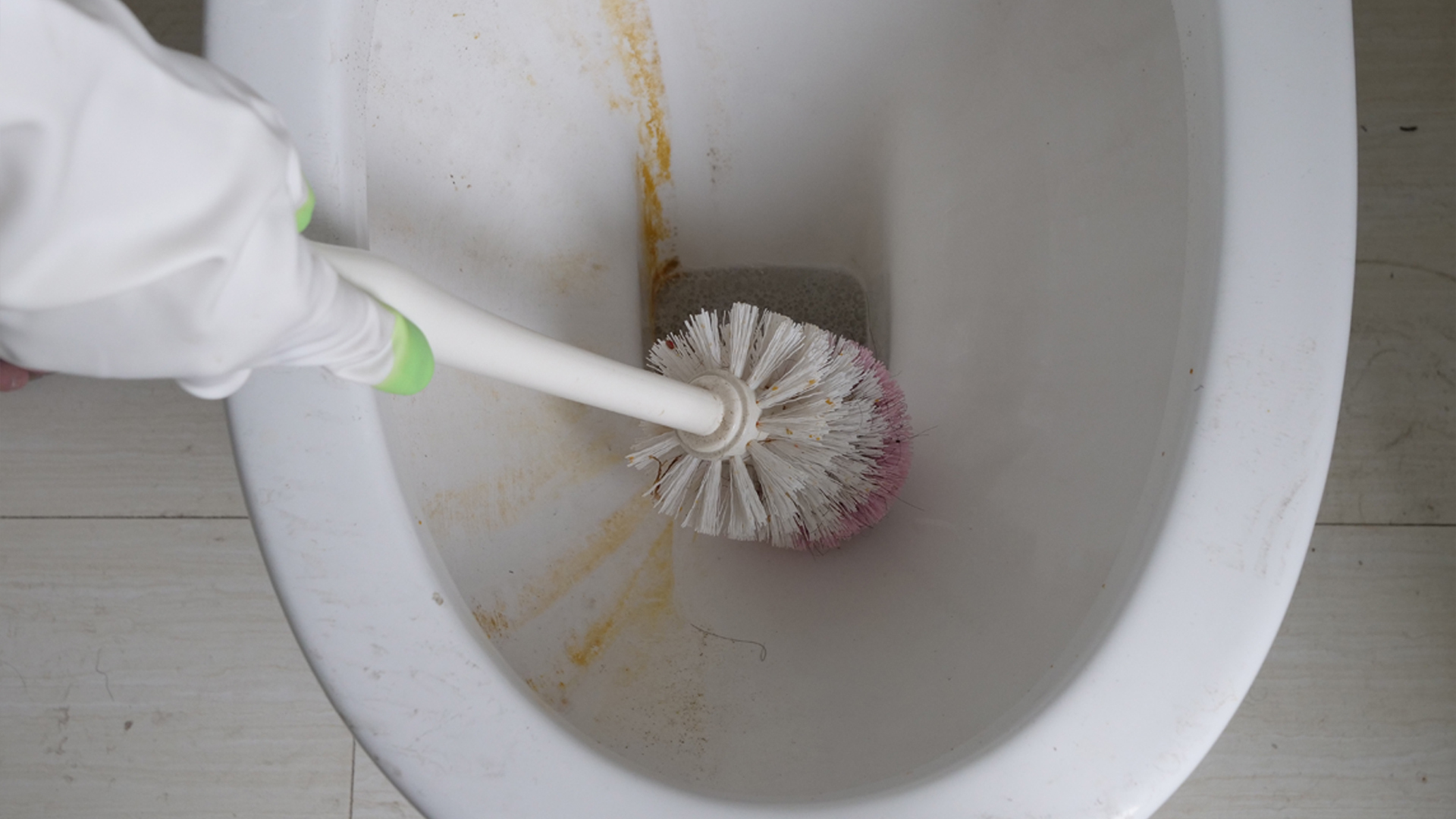 马桶黄渍又脏又臭，教您一个小窍门，不仅擦得干净，还不会有臭味