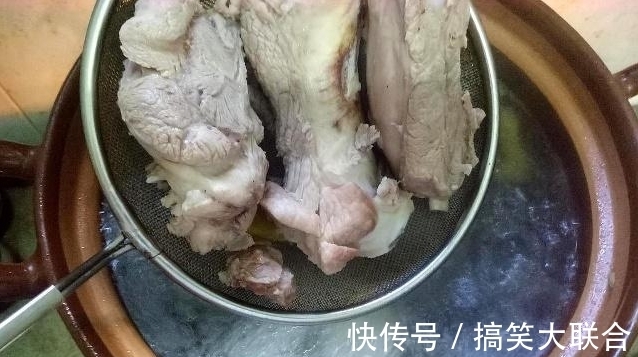 窍门|炖猪骨汤，牢记“2不放2窍门”，出锅时骨汤又鲜香又浓白，没腥味