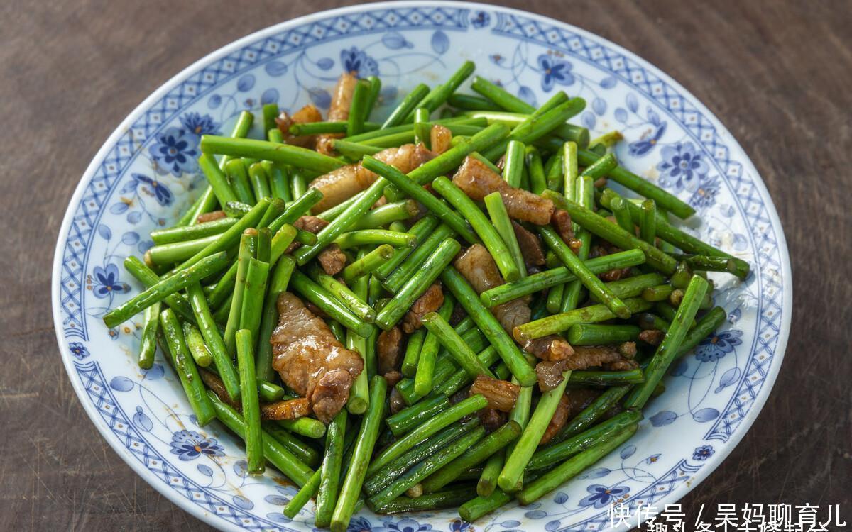 炒蒜苔时不要再直接下锅了,少做了一步,蒜苔不清脆也不入味