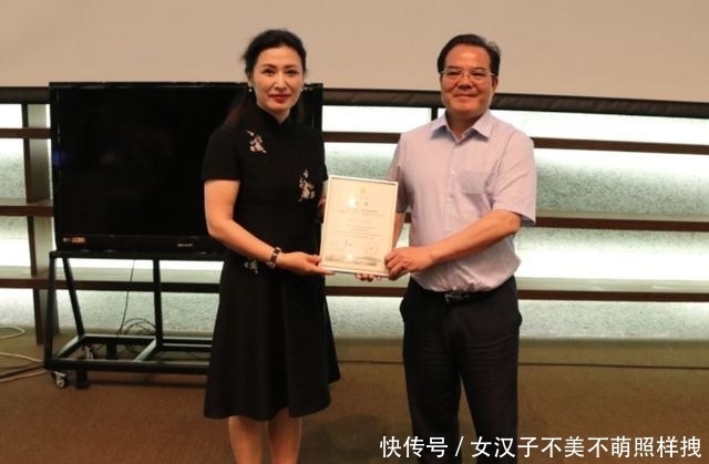 汕头大学现任女校长: 美貌与实力并存, 现已50多岁的她赢得学生认可