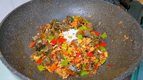 凉拌|皮蛋别只凉拌了，搭配肉末炒一炒，外焦里嫩无腥味，好吃下饭