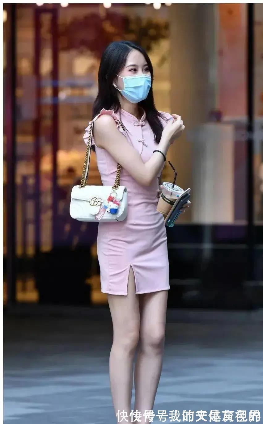 粉色 十分温柔的小妹妹,身着粉色礼服,奢华迷人,带着复古的高级感