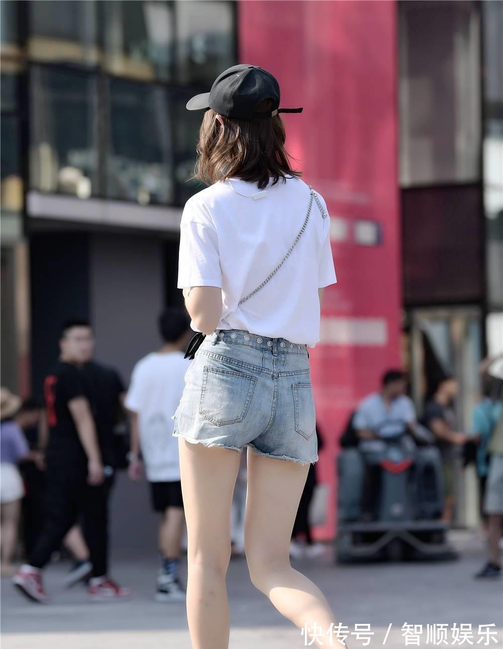 年轻姑娘 牛仔短裤和半袖T恤,脚下穿着帆布鞋,年轻姑娘首选搭配!