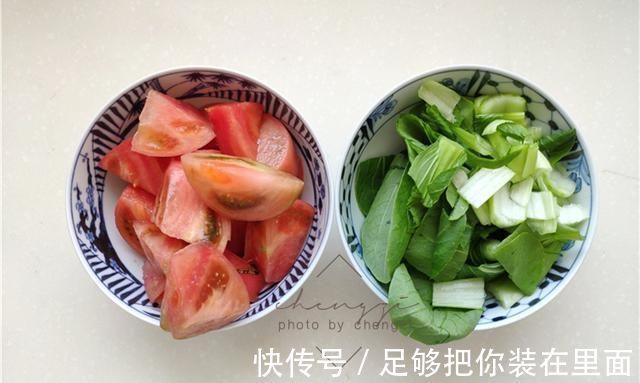 西红柿|70岁老两口喜欢的“鸡蛋疙瘩汤”,和面不加水,筋道爽滑吃不腻