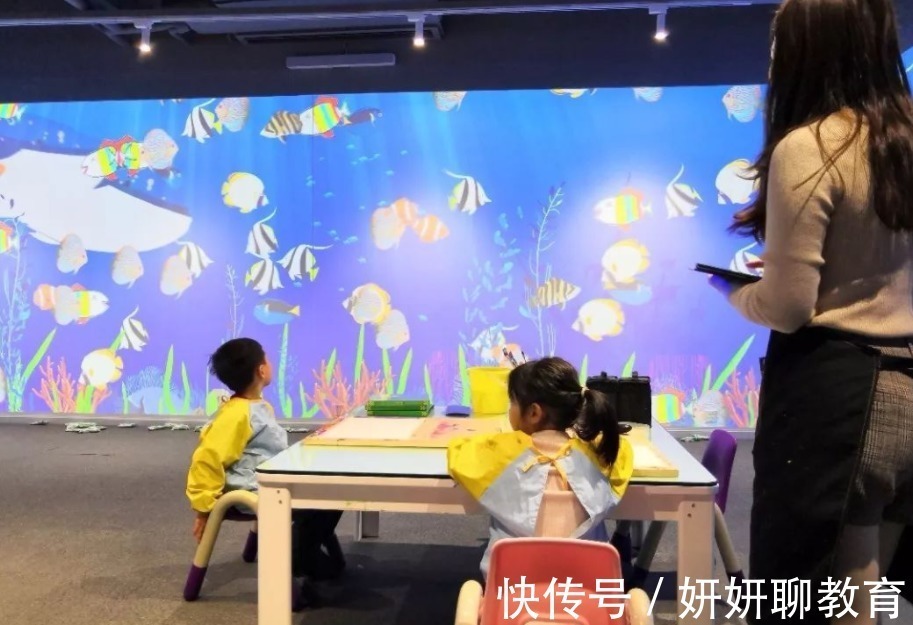 美术生&美术老师上课很尴尬,没收的手机是学生画的,网友:实力堪比老师