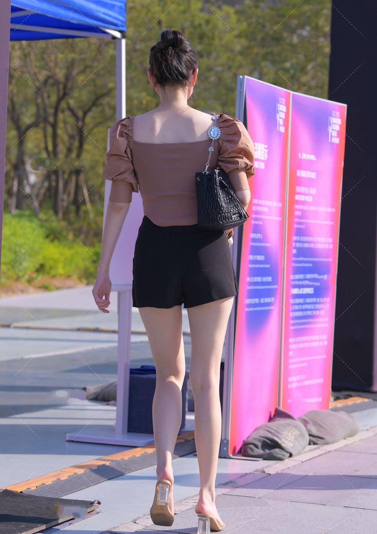 衣服|宽松袖口设计的衣服很可爱，还能修饰肩形，搭配半身裙穿很优雅