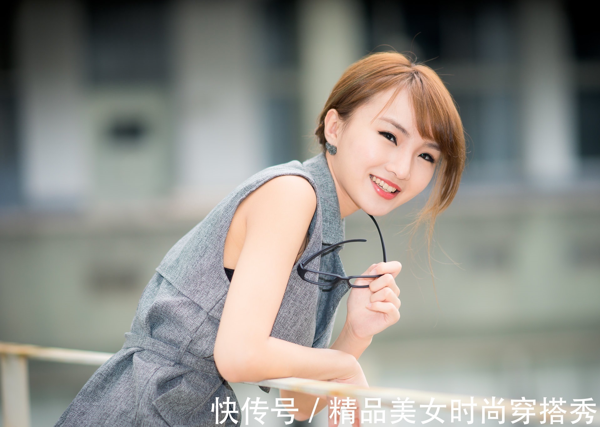 干练感 帅气的马甲干练感十足,下身搭配一件西装中裤,看起来清爽时尚