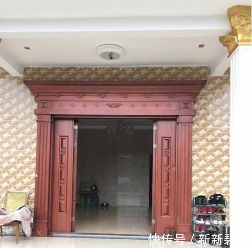 笑疯|农村爷爷独特别墅，真是“表里不一”，外面高大上，里面估计笑疯