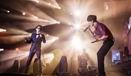 華語樂壇|林志炫錄節(jié)目疑從2米升降臺(tái)跌落，網(wǎng)友：節(jié)目組，你可長(zhǎng)點(diǎn)心吧！