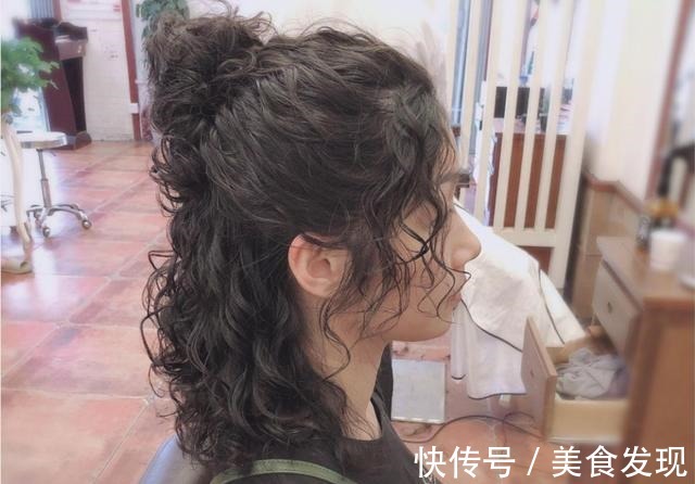 洋气 今冬流行烫满头发型20多款，时尚还保暖，烫完真洋气！