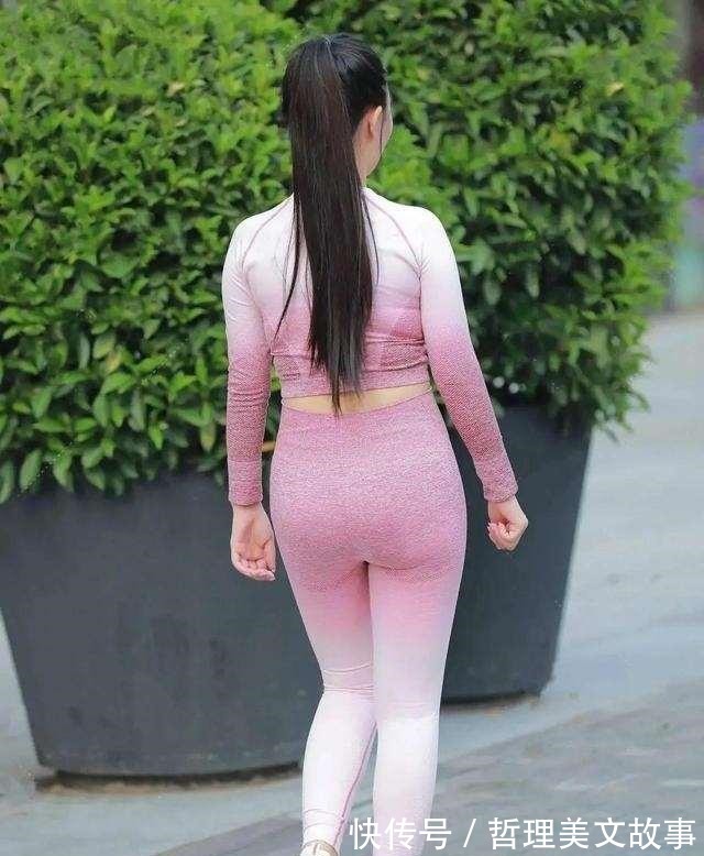 长袖 棕色修身长袖搭配黑色紧身打底裤,根据你的肤色,职业选择!