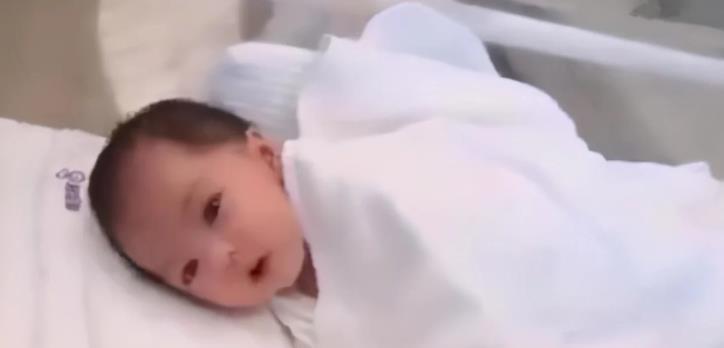 整容|“最美新生儿”火了,护士直呼“想抱走”,网友:娘胎里整容了