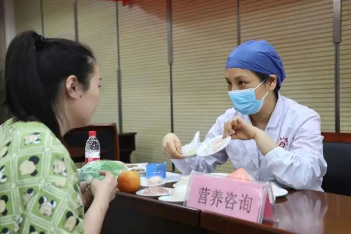 白米饭|一个双黄白蓉月饼等于三碗白米饭？医生：这几类人不宜多吃