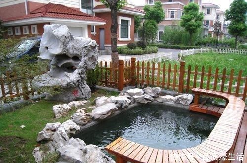 庭院里除了养花种草,还可以造个鱼池,每天逗鱼品茶,像世外桃源!
