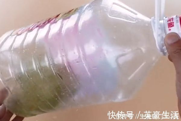 淘米|油腻腻的空油桶不用洗,只需要加点它晃一晃,油渍轻松洗干净!