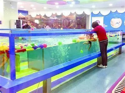 婴儿游泳馆|刚满月女婴在家游泳时窒息,家长就在旁边…都是这东西惹的祸!