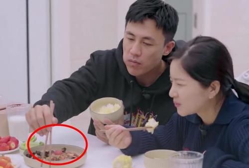 杜淳总扒拉菜，弄得桌布全是油渍洗不掉，王灿好意提醒被当众无视