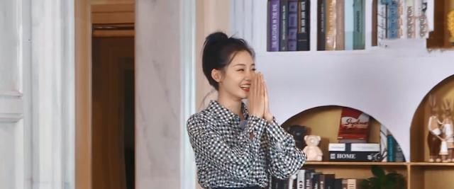 苗苗《奔跑吧》出场时，蔡徐坤带头起身欢迎，宋雨琦却慢慢悠悠