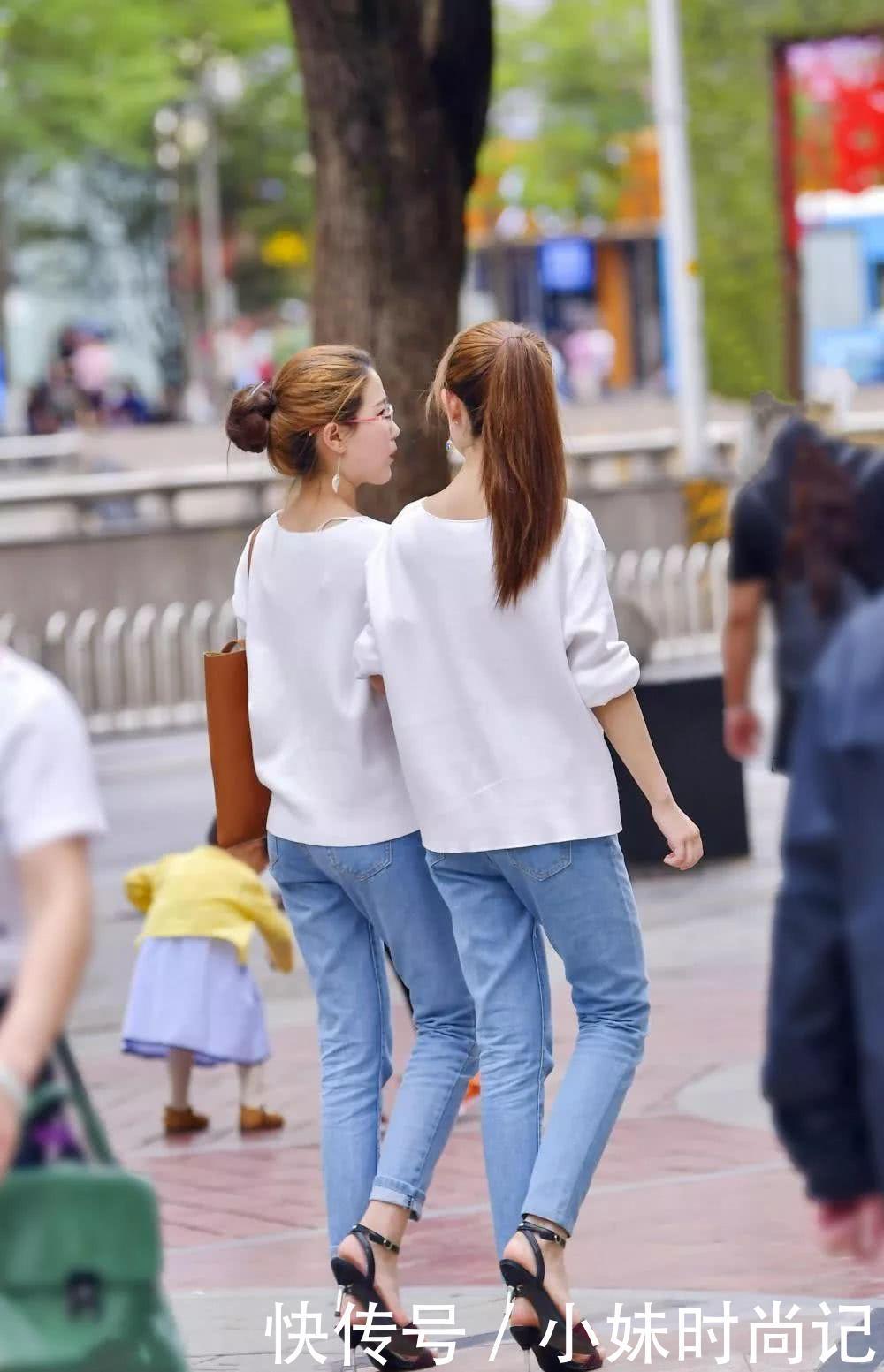 打扮|街拍美女:好闺蜜就是要一模一样的着装打扮!