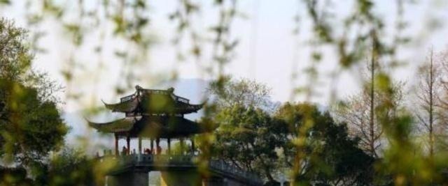 李煜!李煜在扇子上题了首诗送给宫女,宫女保存多年,短短28字句句扎心!