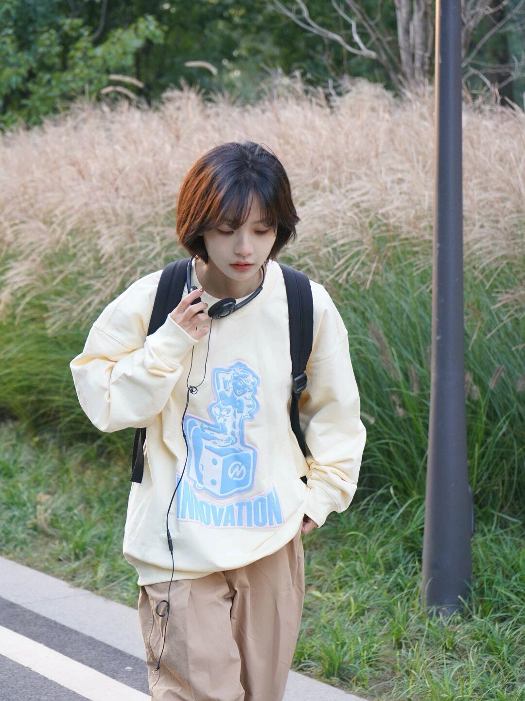 卫衣|秋冬卫衣怎么选?脏橘色字母卫衣,穿上身减龄又时髦!