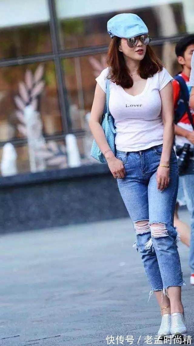鸭舌帽|气质小姐姐破洞牛仔裤搭配紧身T恤,蓝色鸭舌帽洋气范儿十足