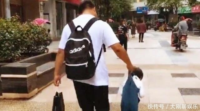 “慌张爸爸”火了，醒来后摸孩子脚丫、探鼻息，网友调侃：还活着