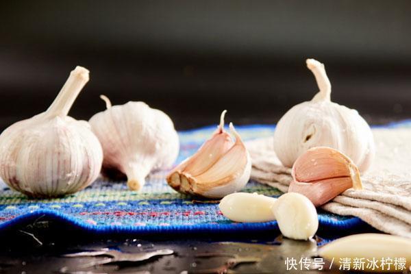 经常大蒜泡酒喝,好处有哪些?个个令人欣喜,总有适合你的