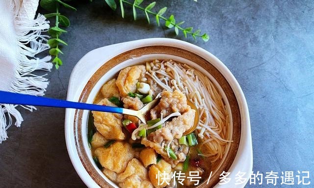 3样食材巧搭配，扔进砂锅炖一炖，汤鲜味美，一大锅连汁都不剩！