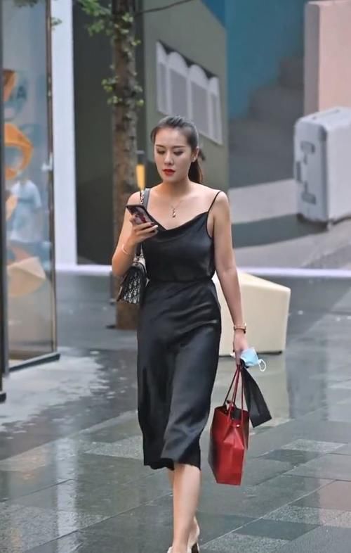 吊带 别致的真丝短裙，小吊带看起来，就像是挂上去的！！