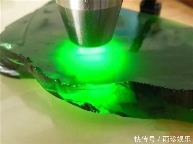 花1800元网购一块上亿的玻璃种帝王绿,刀开切后,我笑的合不住嘴