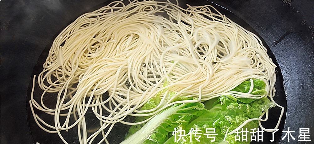 香菇|天热没有胃口给家人做一碗“金汤鸡丝面”,味道酸辣特别好吃!