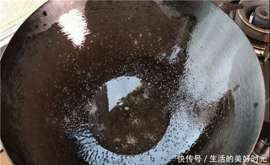 无论煎鱼还是煎豆腐，一定不能直接下锅，多做一步，不粘锅不破皮