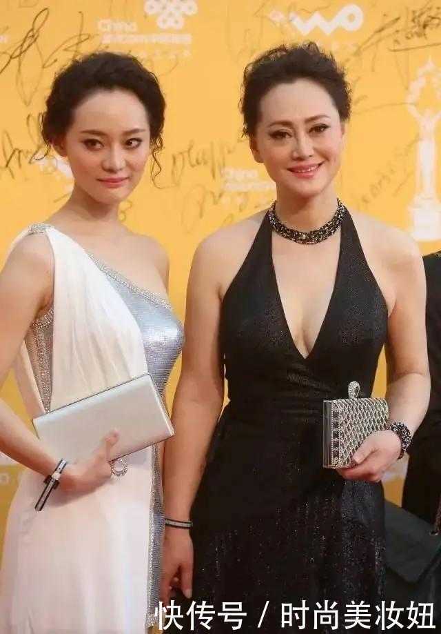 连体裤|大宋佳携女儿走红毯,穿深V挂脖连衣裙曲线优美,一点不输女儿